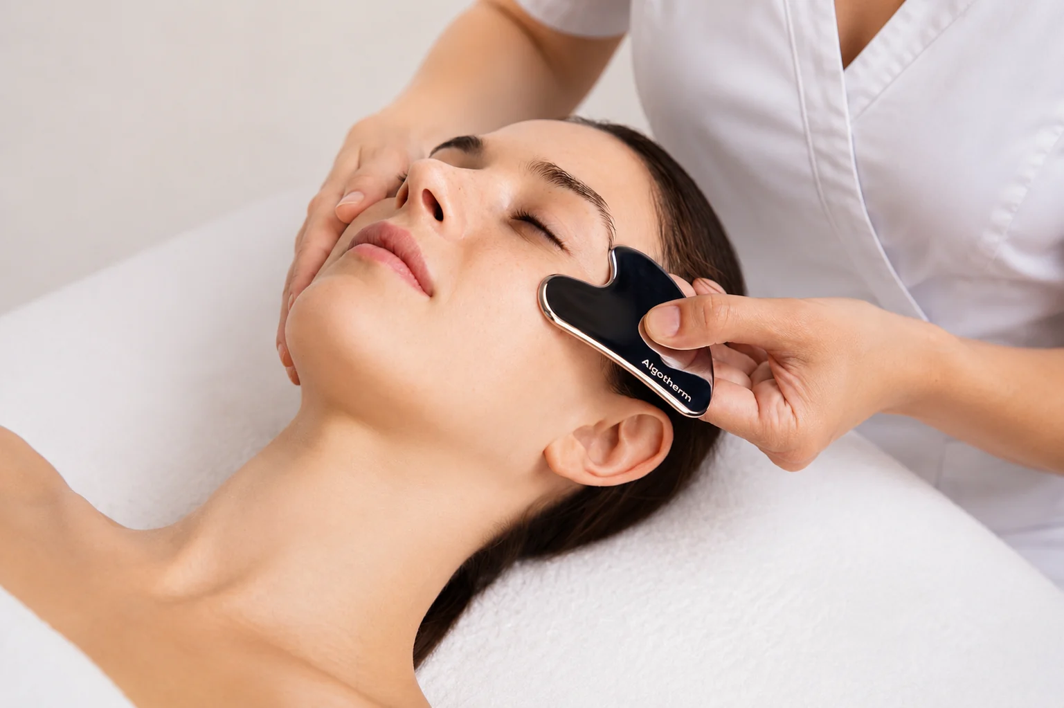 Masáž tváre pomôckou R-Gua Sha počas ošetrenia Intense